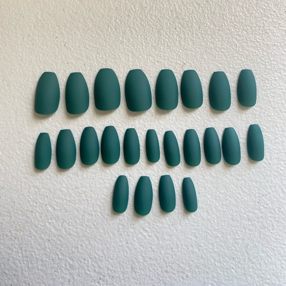 💅NEW💅 MATTE EMERALD GREEN SHORT COFFIN PRESS ON NAILS - Picture 2 of 2